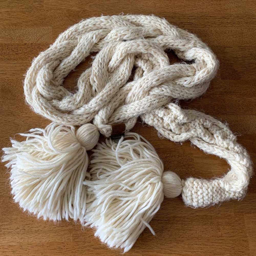 Fossil. Ivory knit scarf.